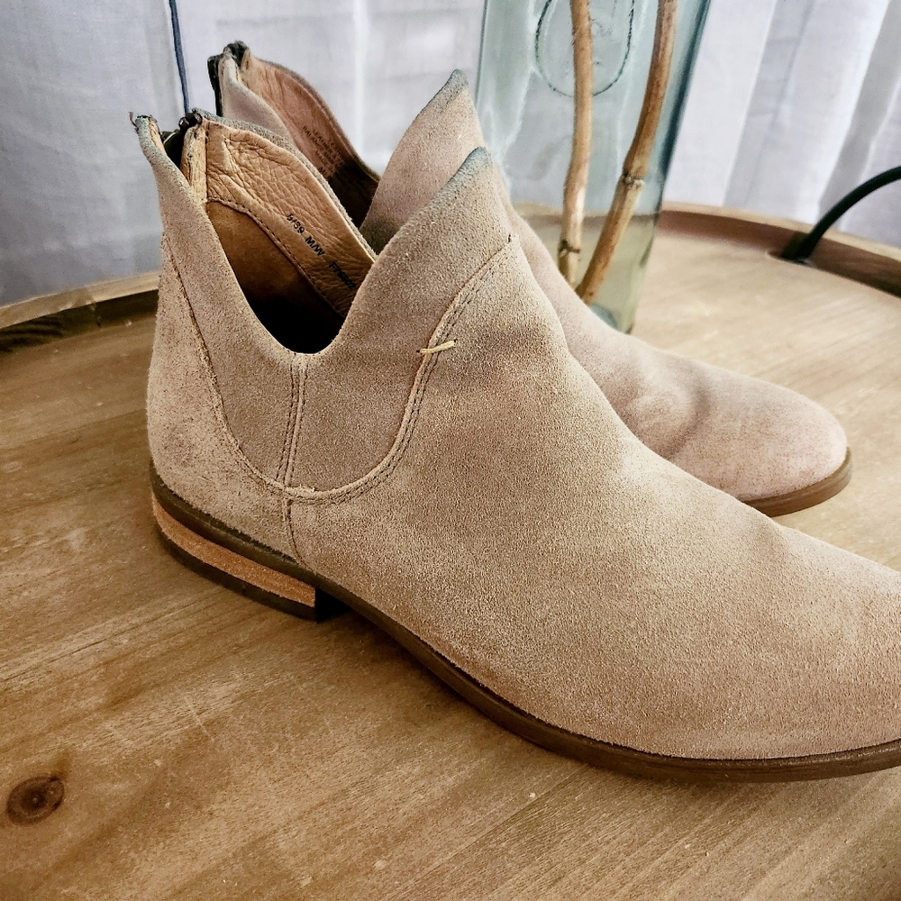 Born suede bootie Size 8 (39)